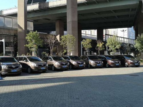 7座别克商务车